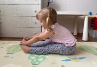 Почему так важна ровная осанка для детей и как предупредить появление сколиоза