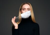 Слишком раннее снятие маски перед едой увеличивает риск COVID-19
